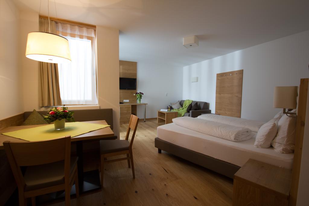 Berglife Appartements Serfaus Pokoj fotografie